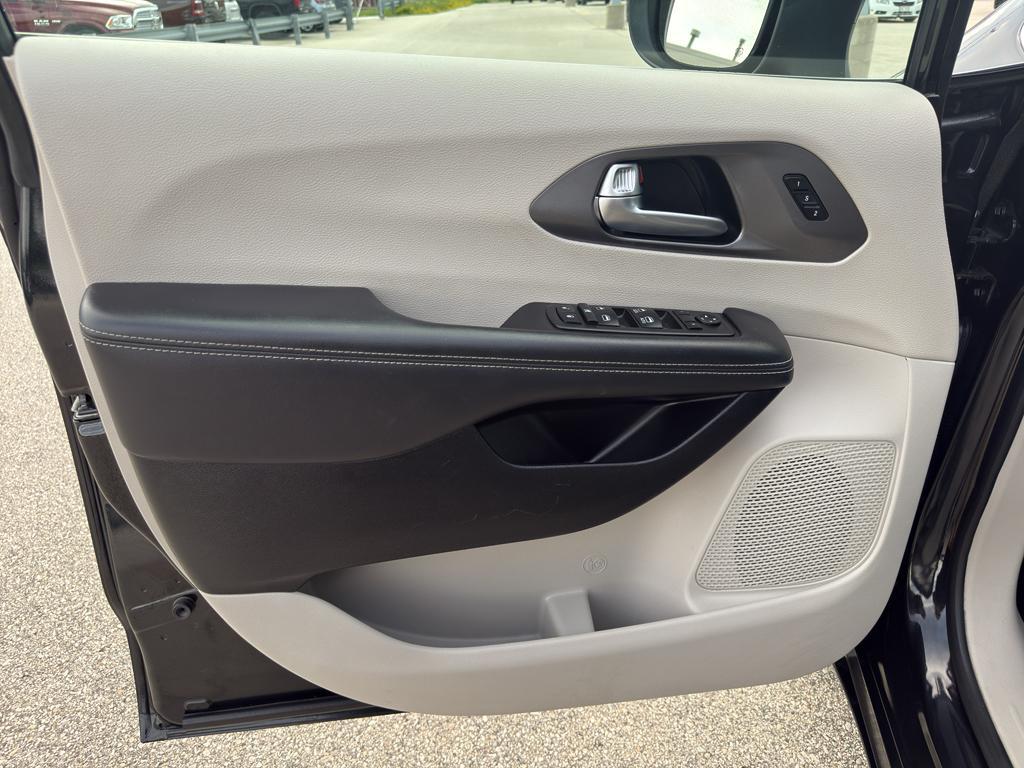 used 2023 Chrysler Pacifica car, priced at $29,995