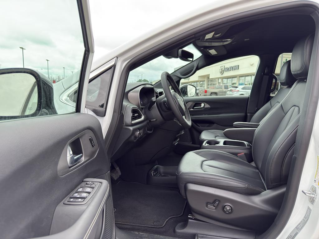 new 2025 Chrysler Pacifica car, priced at $42,625