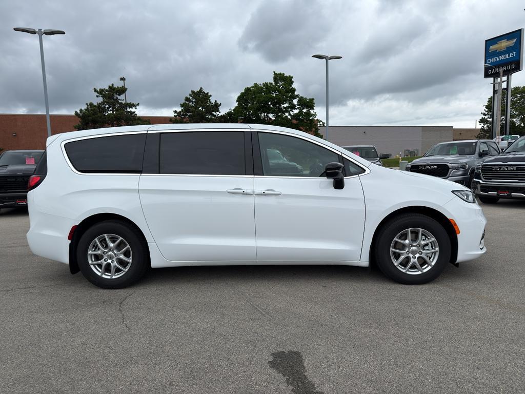 new 2025 Chrysler Pacifica car, priced at $42,625