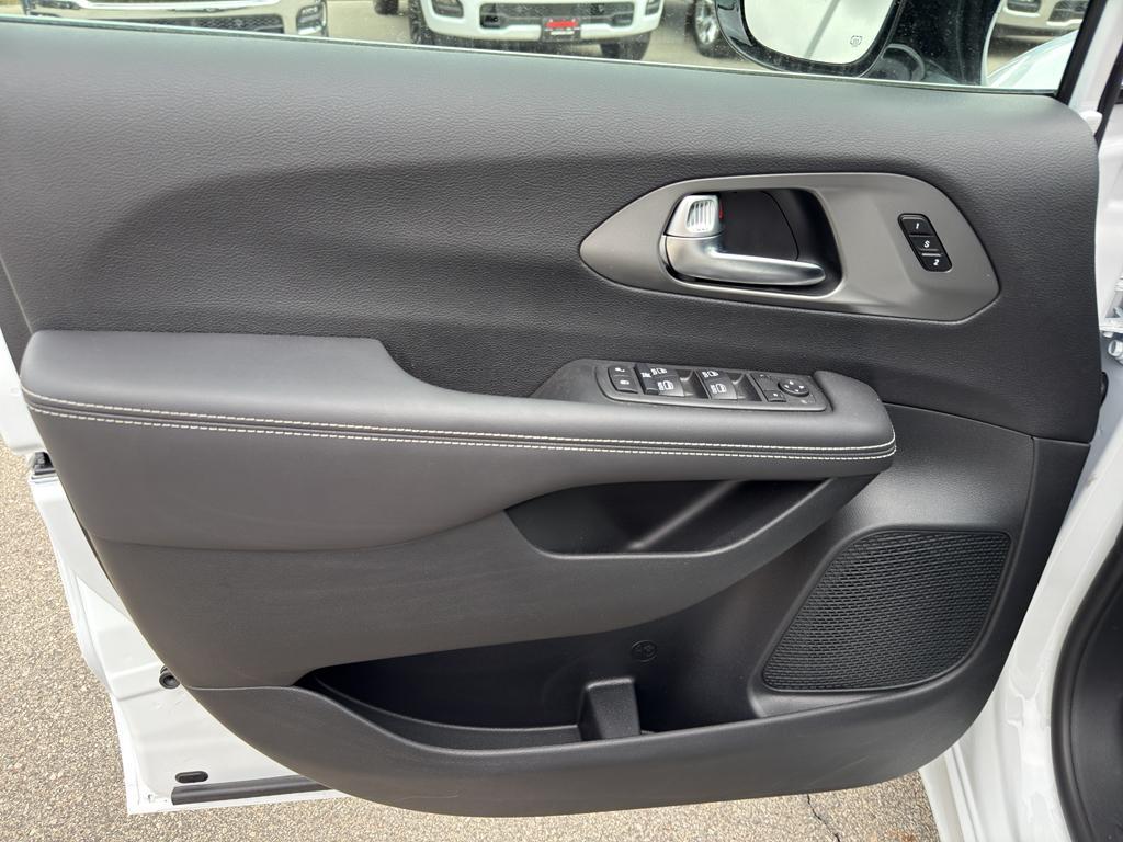 new 2025 Chrysler Pacifica car, priced at $42,625