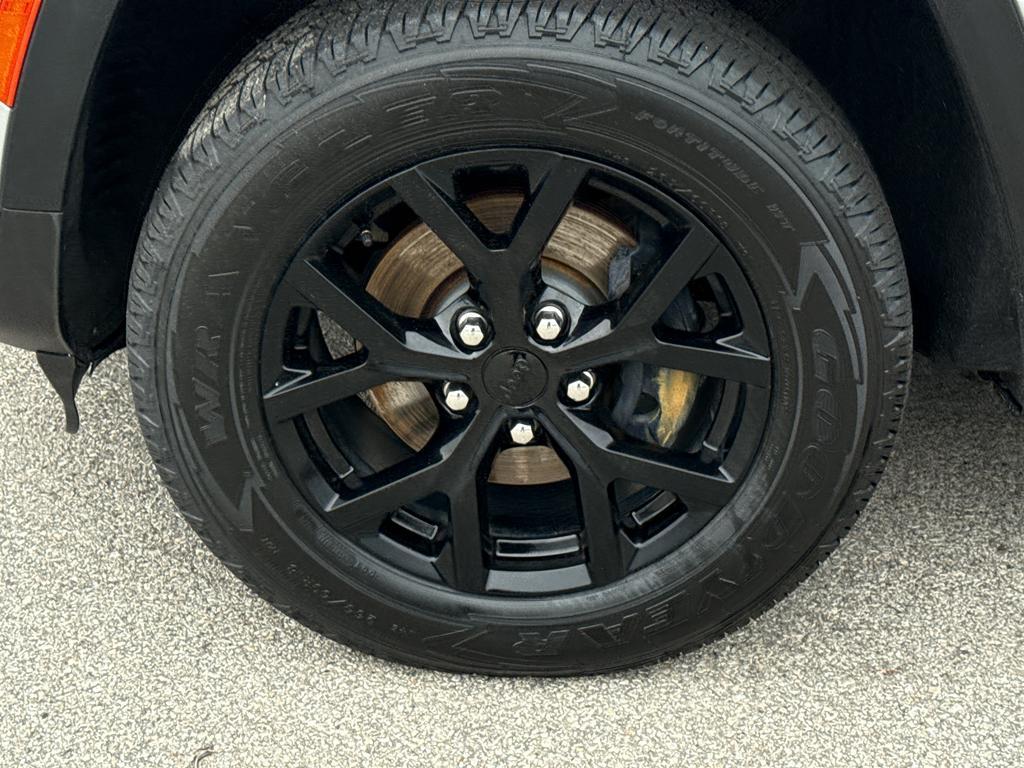 used 2024 Jeep Grand Cherokee car, priced at $31,995