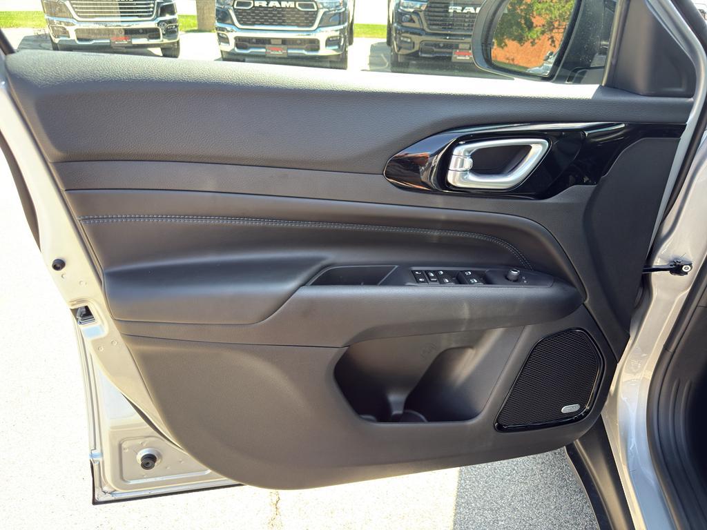 new 2025 Jeep Compass car, priced at $39,051