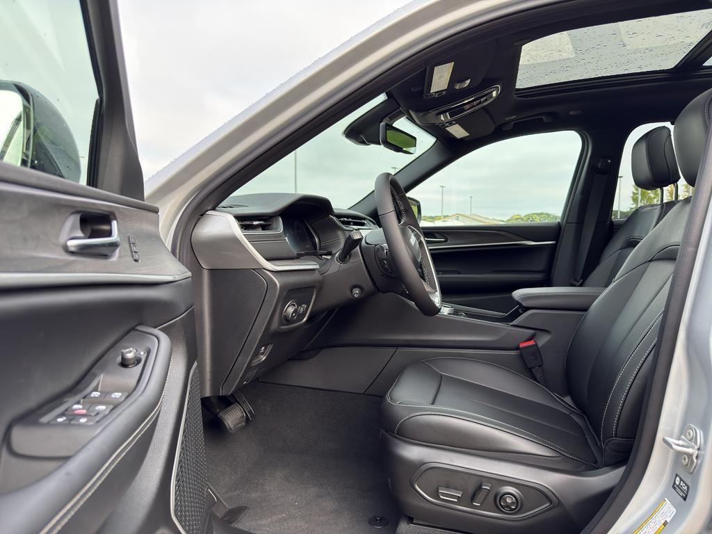 new 2025 Jeep Grand Cherokee car, priced at $56,209