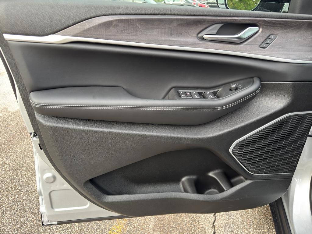 new 2025 Jeep Grand Cherokee car, priced at $56,209
