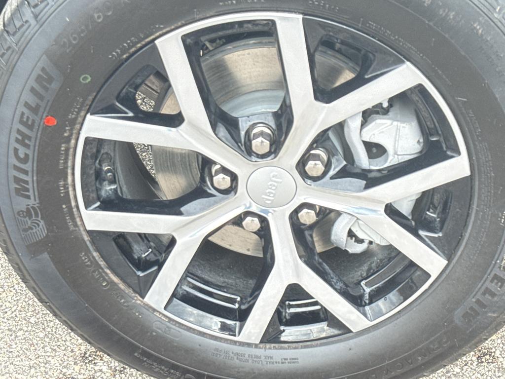 new 2025 Jeep Grand Cherokee car, priced at $48,989