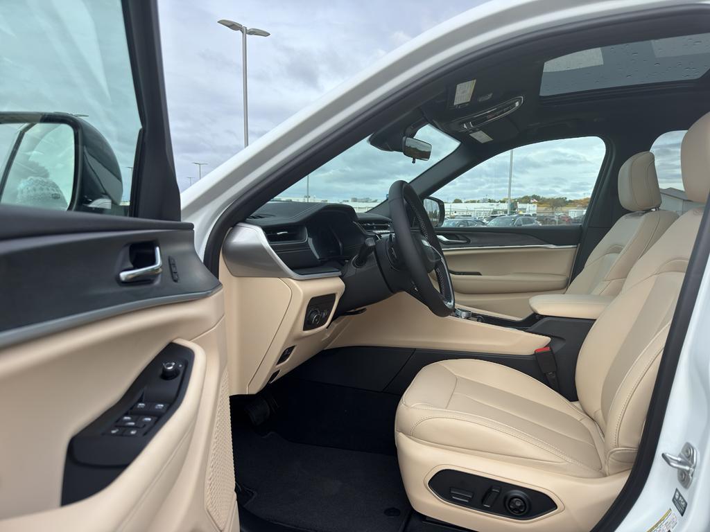 new 2025 Jeep Grand Cherokee car, priced at $48,989