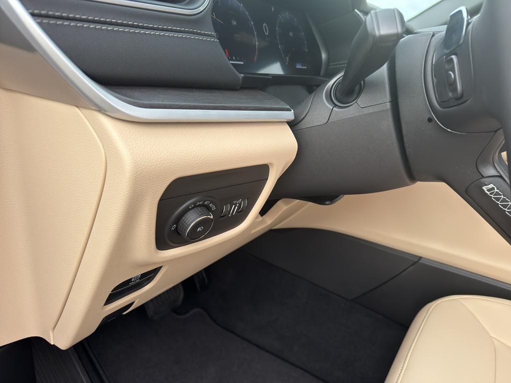 new 2025 Jeep Grand Cherokee car, priced at $48,989