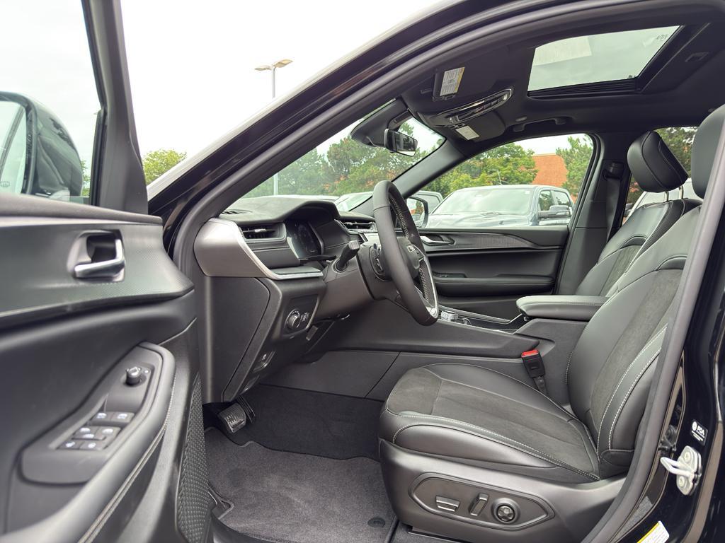 new 2025 Jeep Grand Cherokee car, priced at $44,978