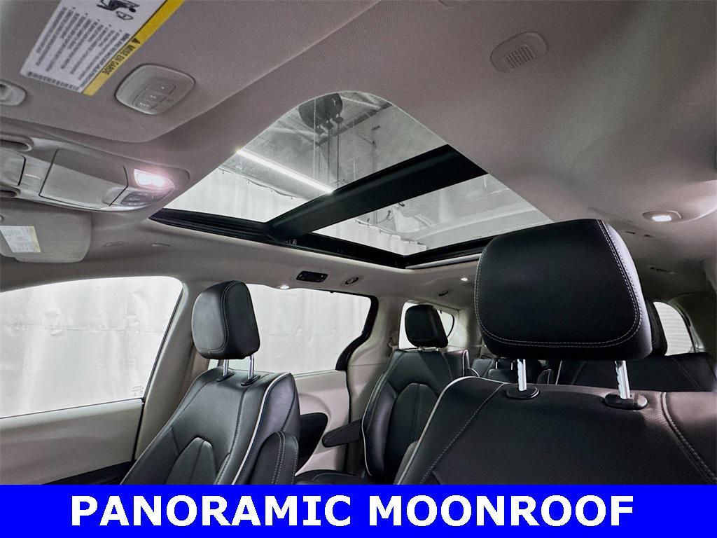 used 2021 Chrysler Pacifica Hybrid car, priced at $25,500