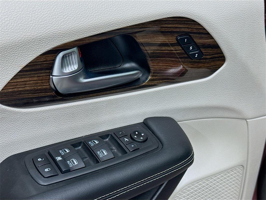 used 2021 Chrysler Pacifica Hybrid car, priced at $25,500