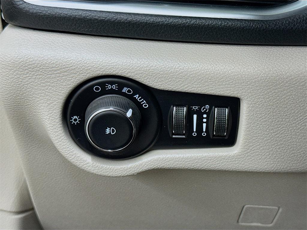 used 2021 Chrysler Pacifica Hybrid car, priced at $25,500