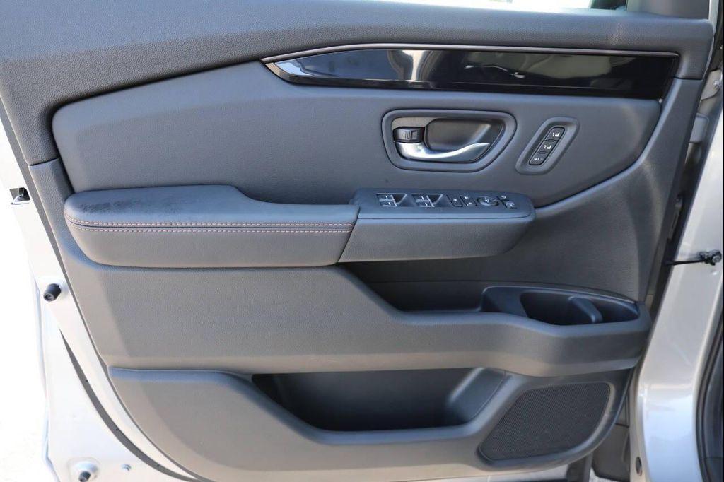 used 2025 Honda Pilot car, priced at $37,950