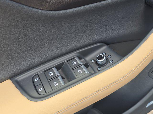 new 2025 Audi Q7 car, priced at $72,195