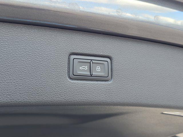 new 2025 Audi Q7 car, priced at $72,250