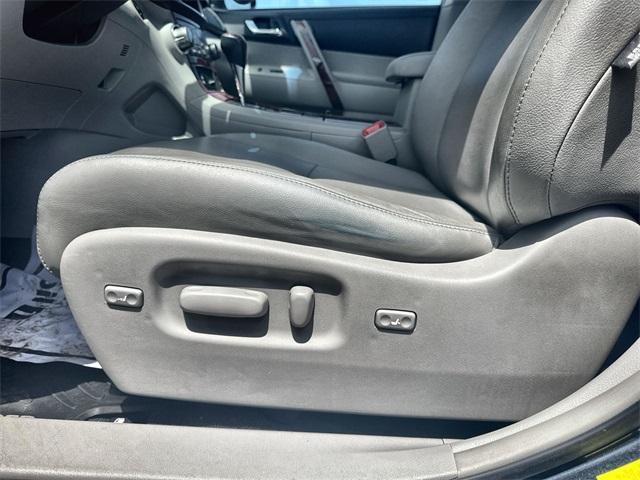 used 2013 Toyota Highlander car, priced at $19,399