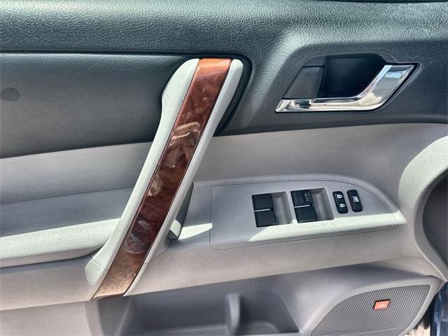 used 2013 Toyota Highlander car, priced at $19,399