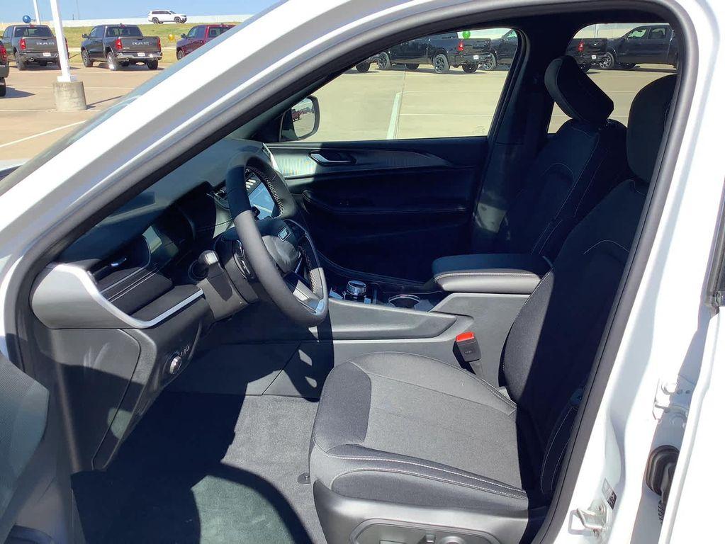 new 2025 Jeep Grand Cherokee car, priced at $32,680