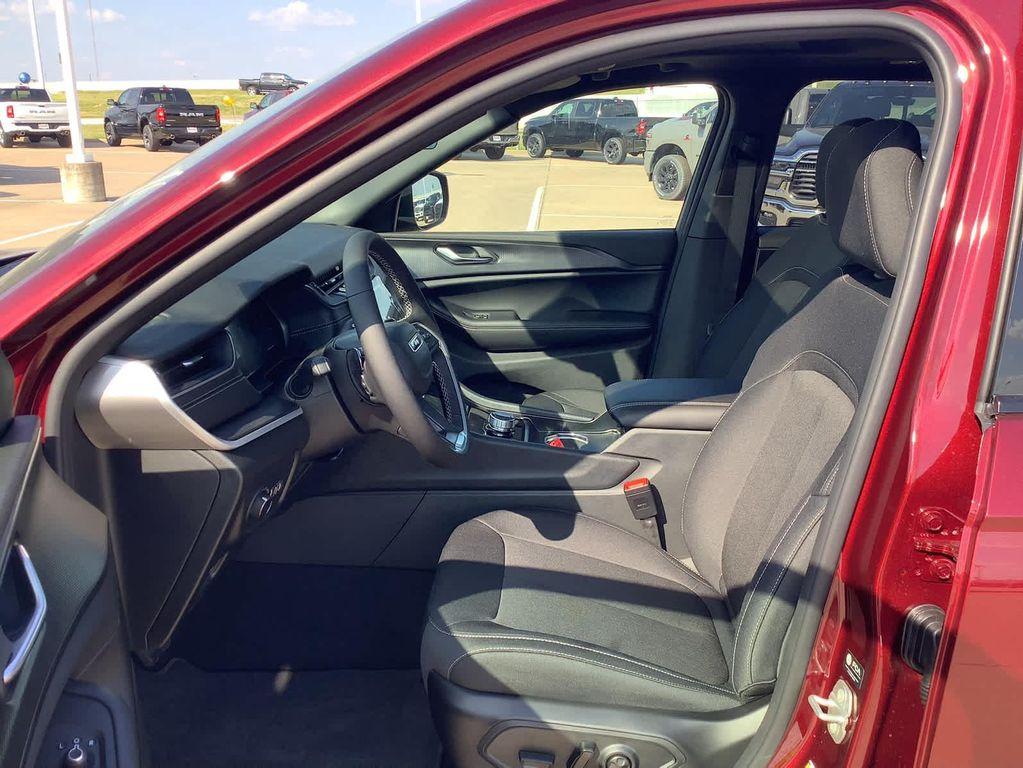 new 2025 Jeep Grand Cherokee car, priced at $38,999