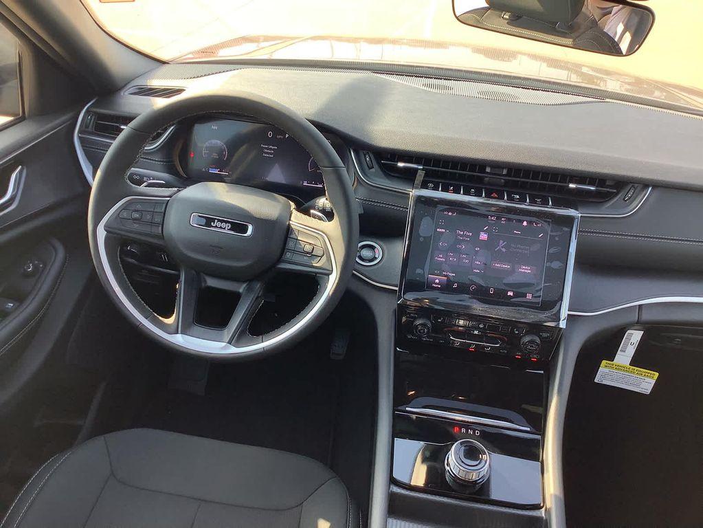 new 2025 Jeep Grand Cherokee car, priced at $38,999