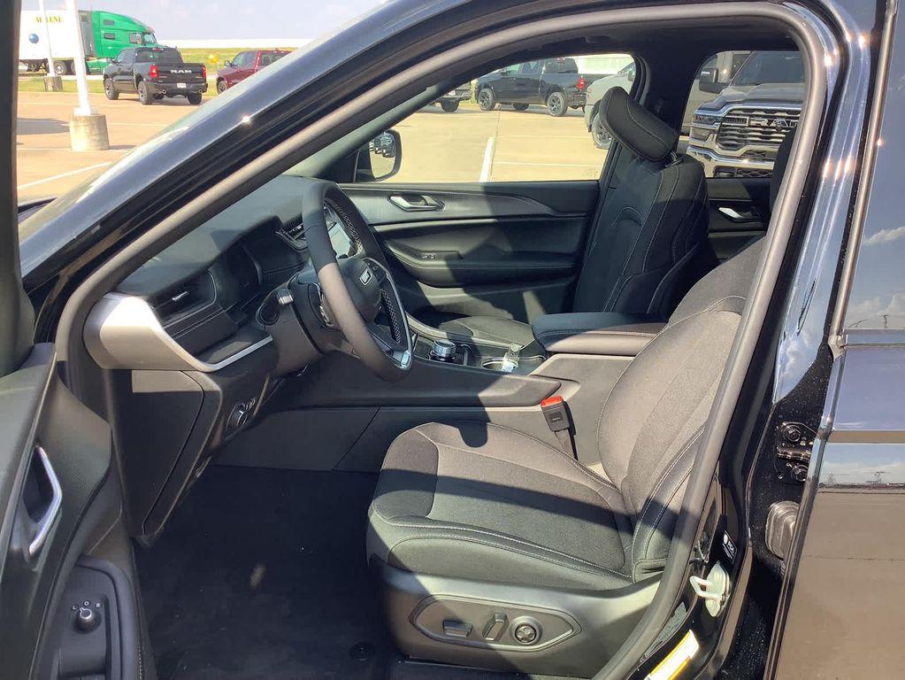 new 2025 Jeep Grand Cherokee car, priced at $31,326