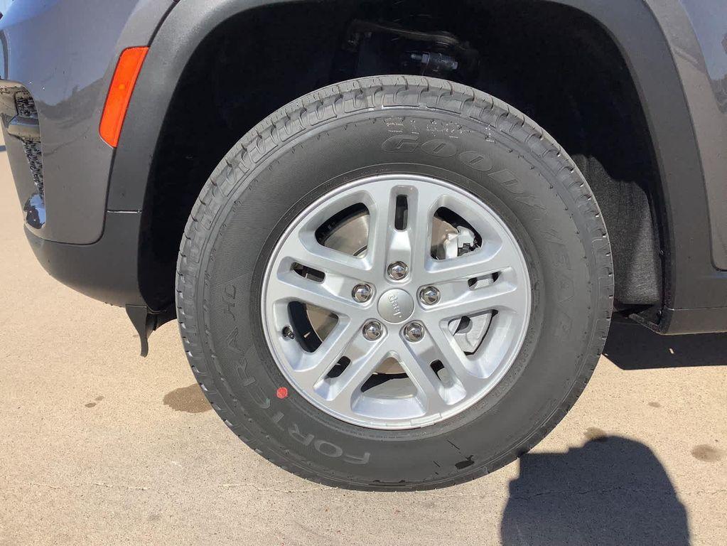 new 2025 Jeep Grand Cherokee car, priced at $30,749