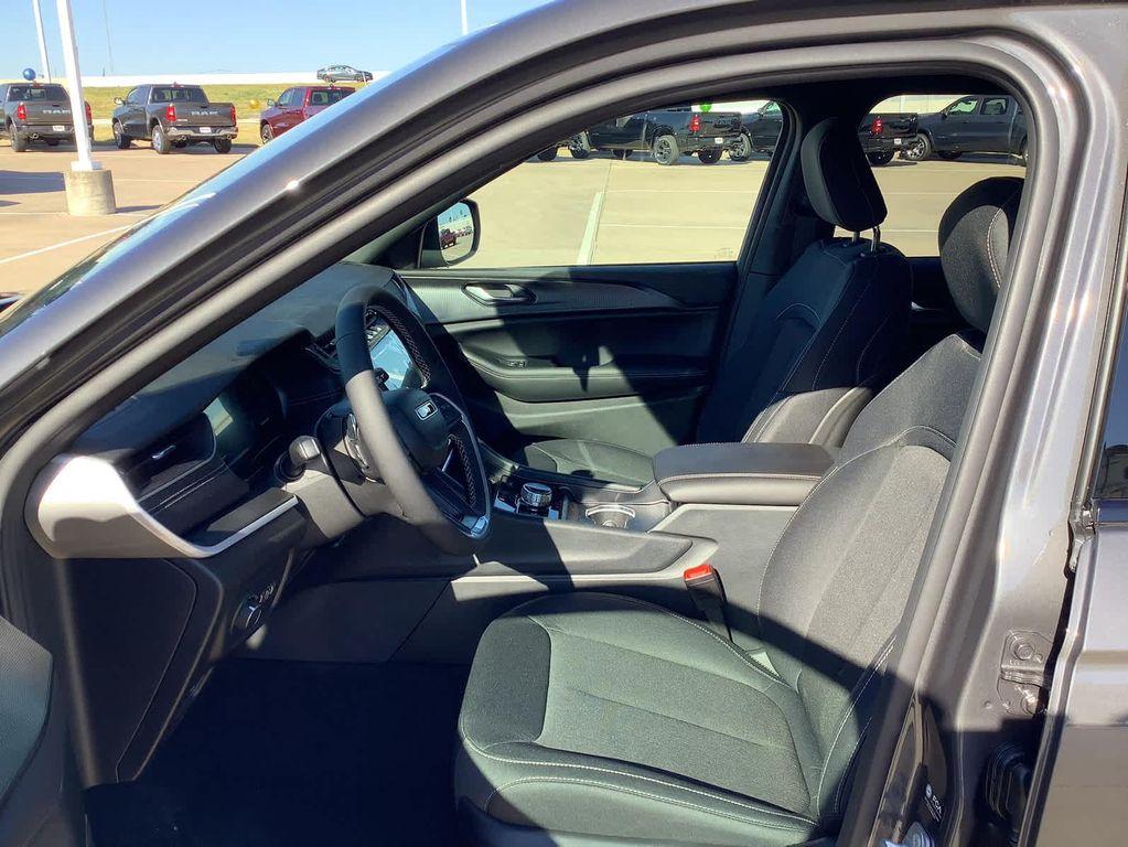 new 2025 Jeep Grand Cherokee car, priced at $30,749