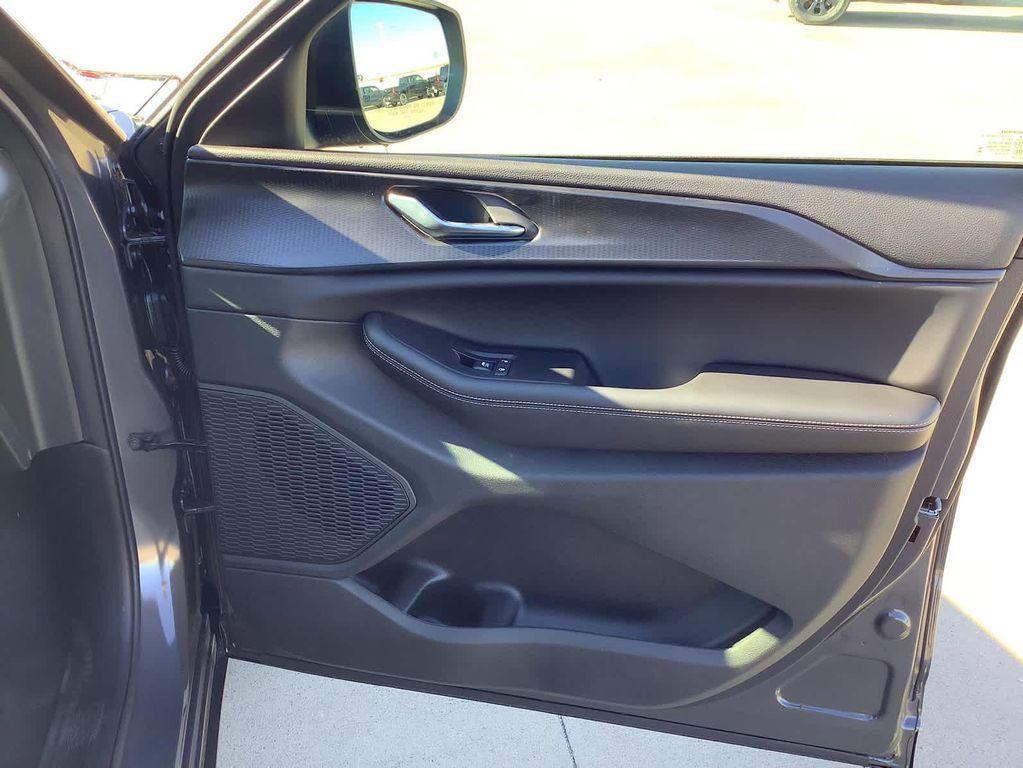 new 2025 Jeep Grand Cherokee car, priced at $30,749