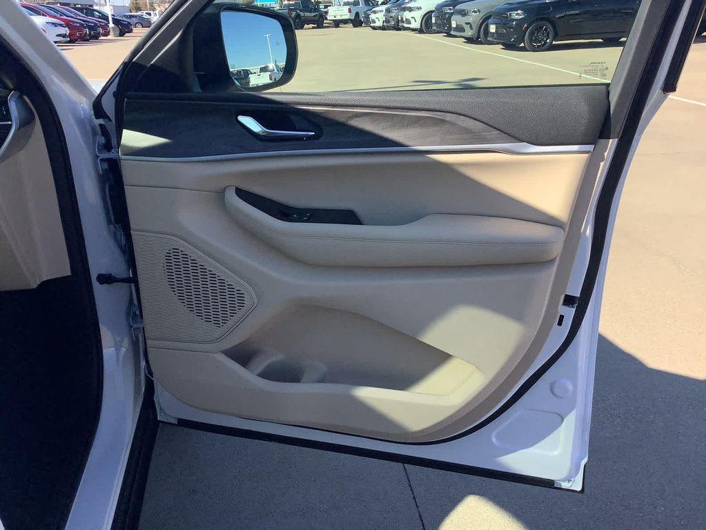 new 2025 Jeep Grand Cherokee car, priced at $48,890