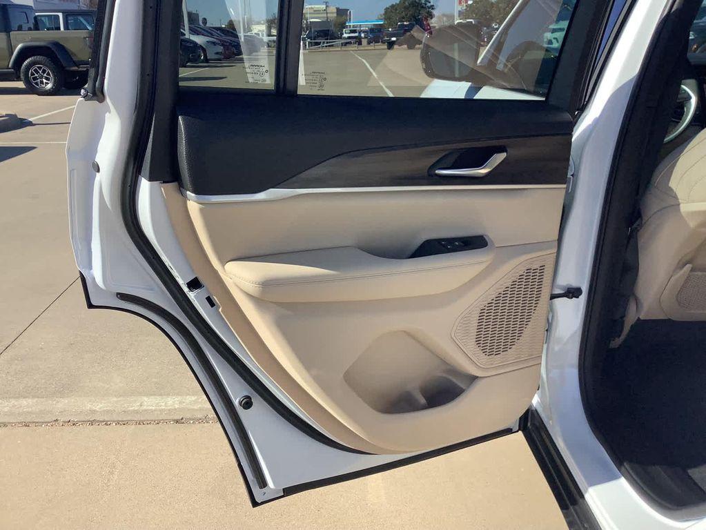 new 2025 Jeep Grand Cherokee car, priced at $48,890