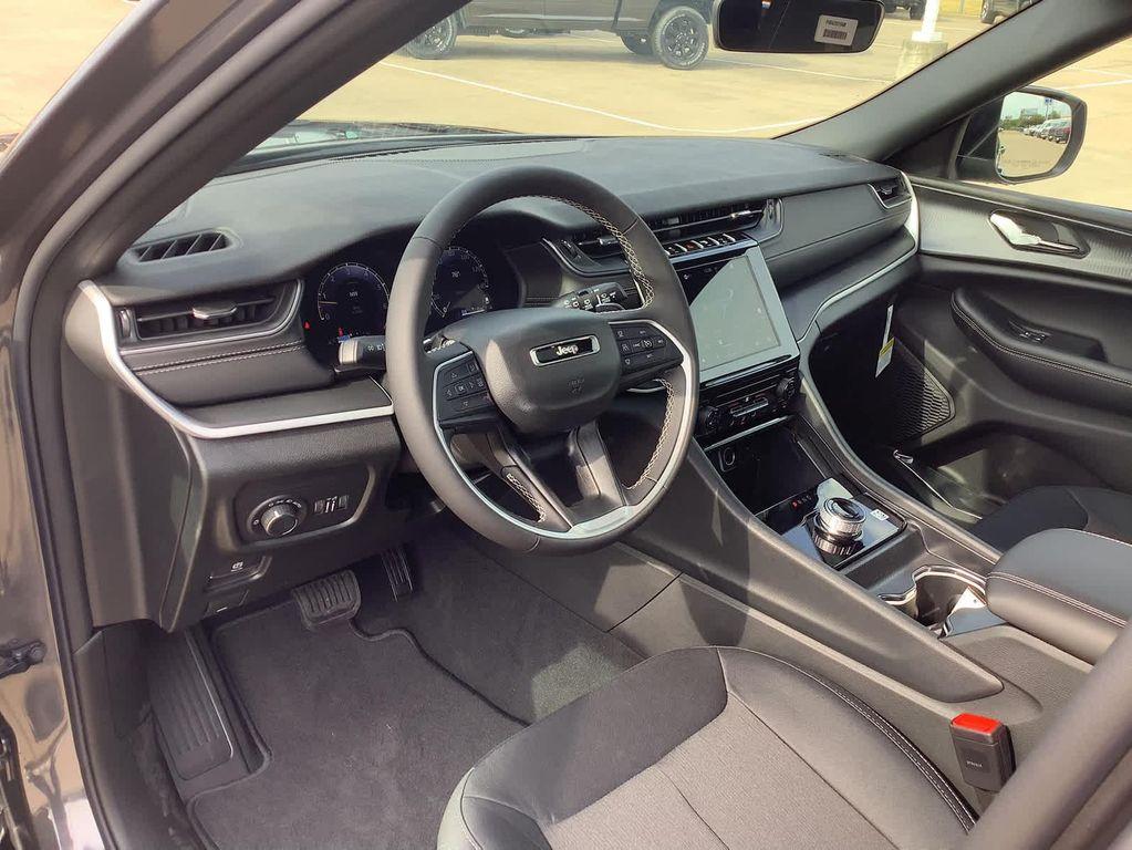 new 2025 Jeep Grand Cherokee car, priced at $38,125