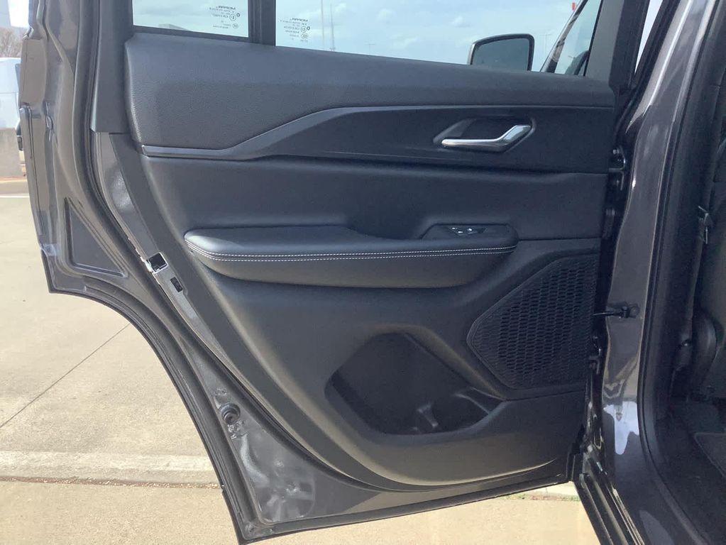 new 2025 Jeep Grand Cherokee car, priced at $38,125