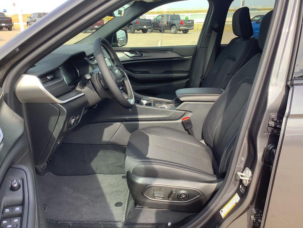 new 2025 Jeep Grand Cherokee car, priced at $38,125