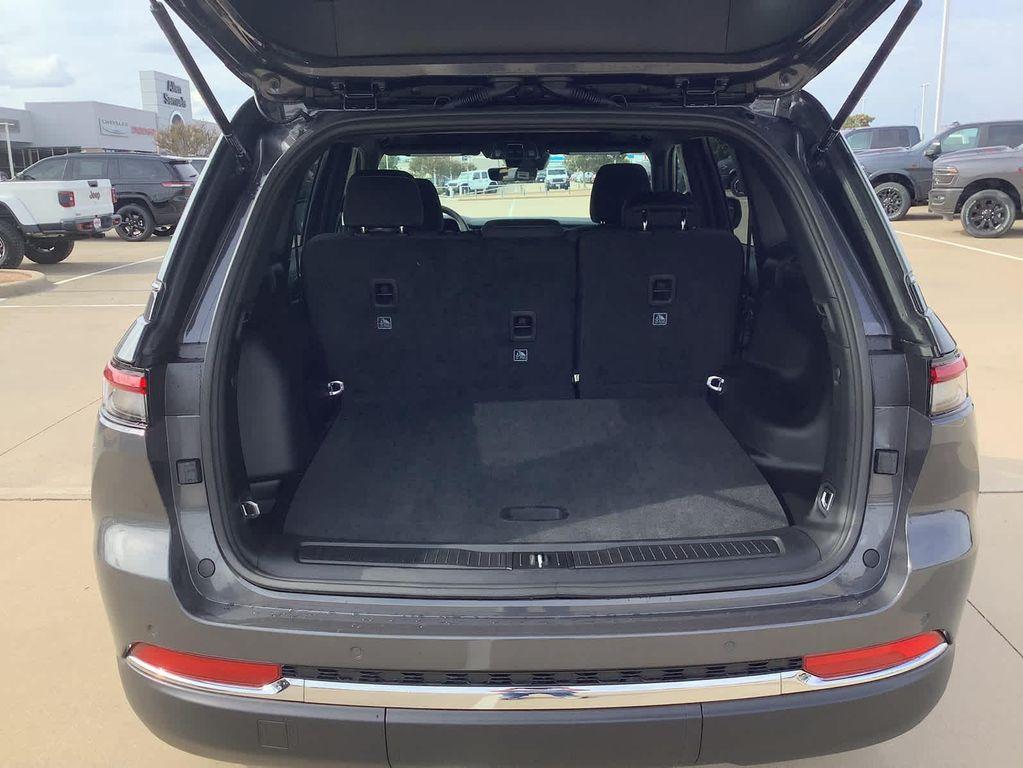 new 2025 Jeep Grand Cherokee car, priced at $38,125