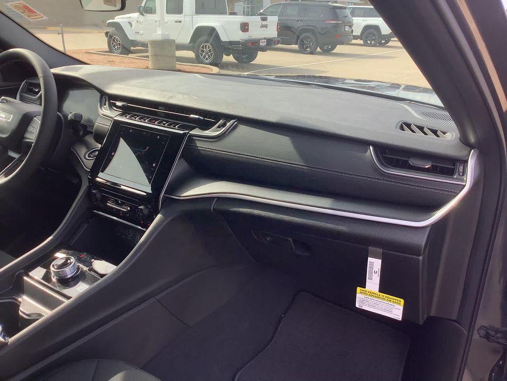 new 2025 Jeep Grand Cherokee car, priced at $38,125