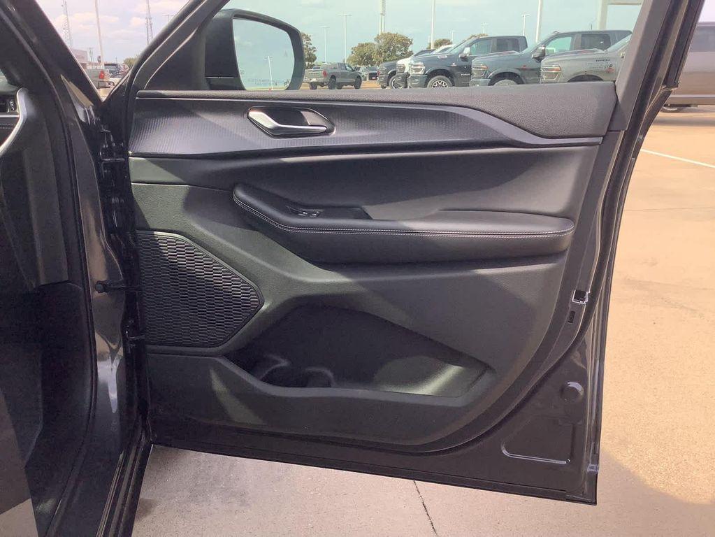 new 2025 Jeep Grand Cherokee car, priced at $38,125