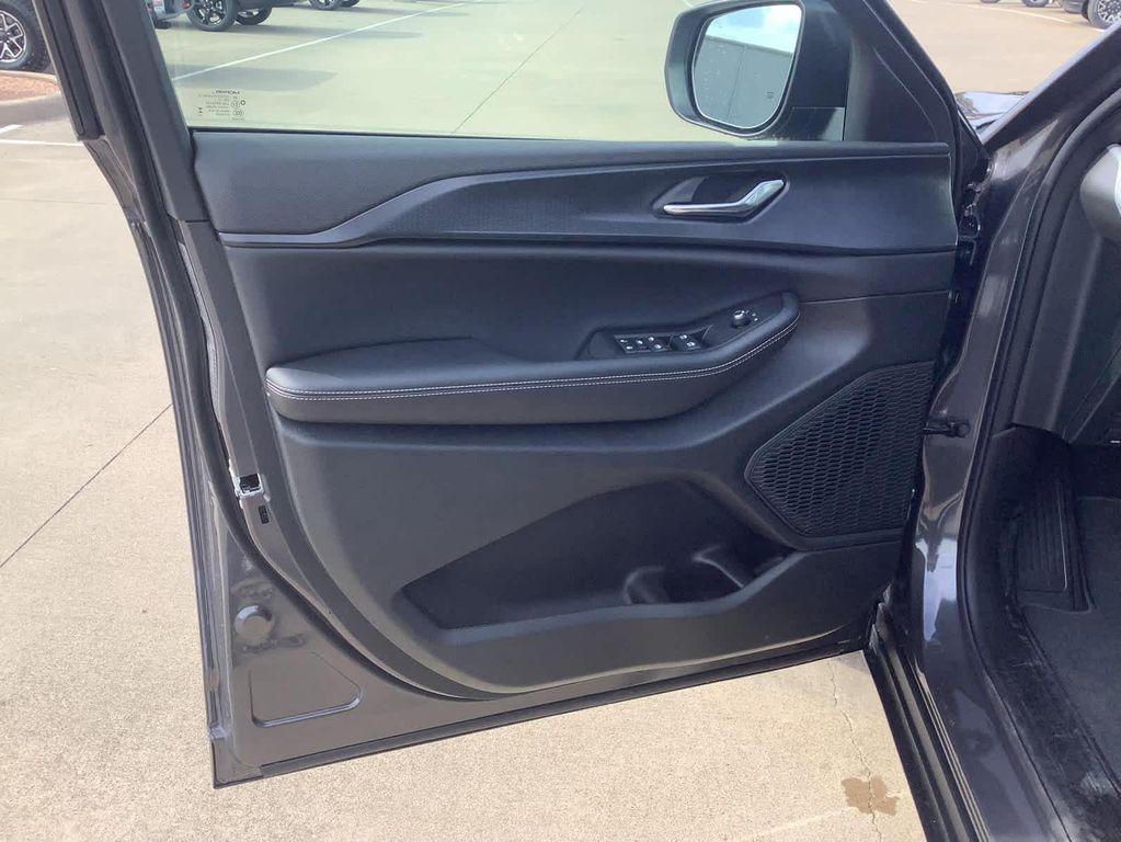 new 2025 Jeep Grand Cherokee car, priced at $38,125