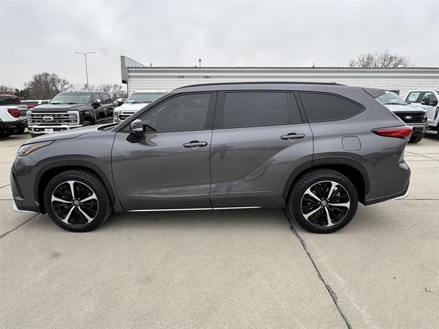 used 2022 Toyota Highlander car, priced at $35,990