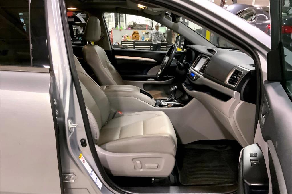 used 2019 Toyota Highlander car, priced at $26,988