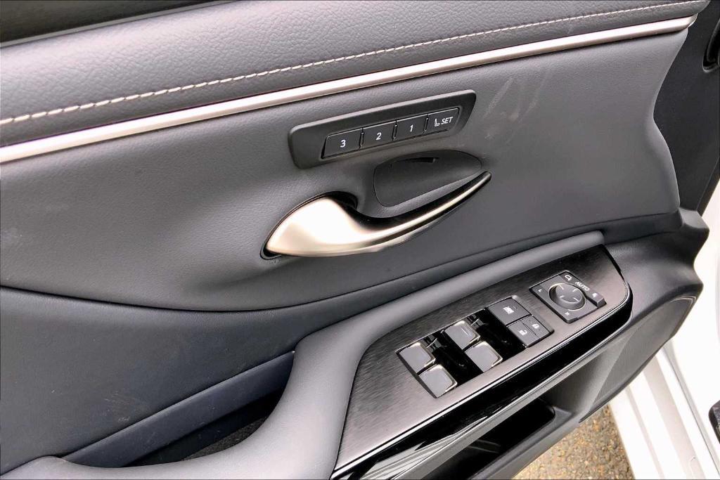 new 2025 Lexus ES 300h car, priced at $52,129
