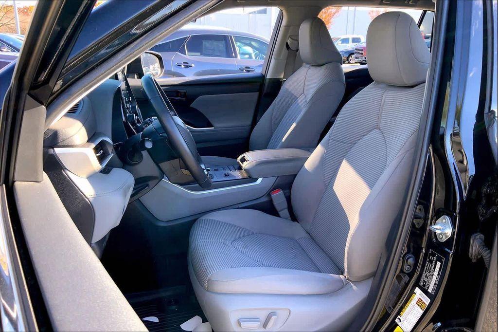 used 2021 Toyota Highlander Hybrid car, priced at $23,988