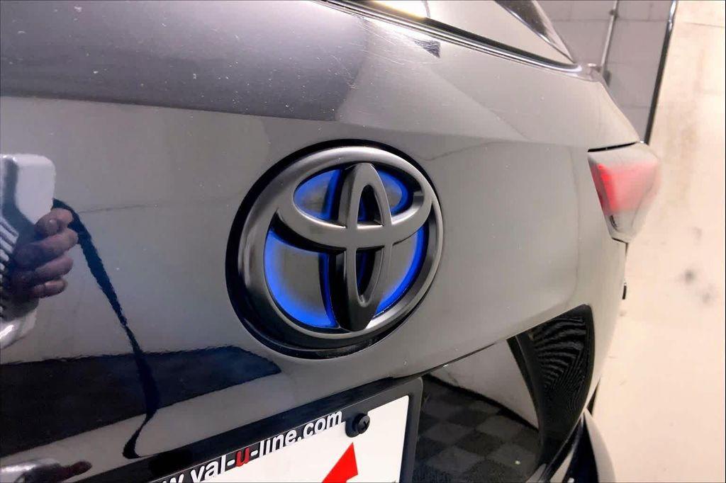 used 2021 Toyota Highlander Hybrid car, priced at $20,988