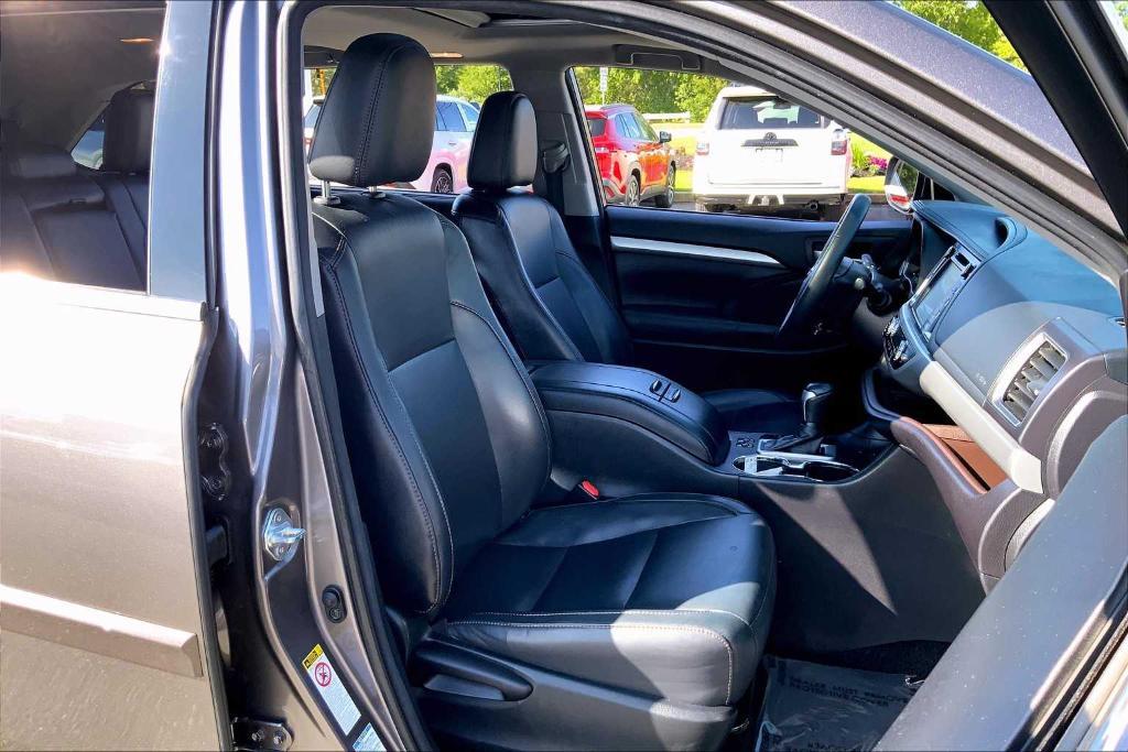 used 2016 Toyota Highlander car, priced at $13,988