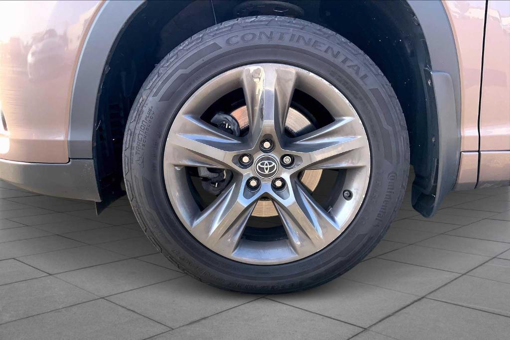 used 2018 Toyota Highlander car, priced at $25,988