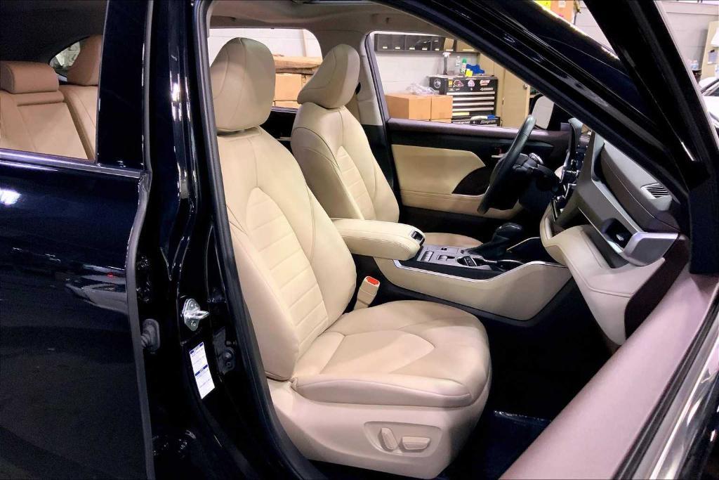 used 2022 Toyota Highlander Hybrid car, priced at $37,288