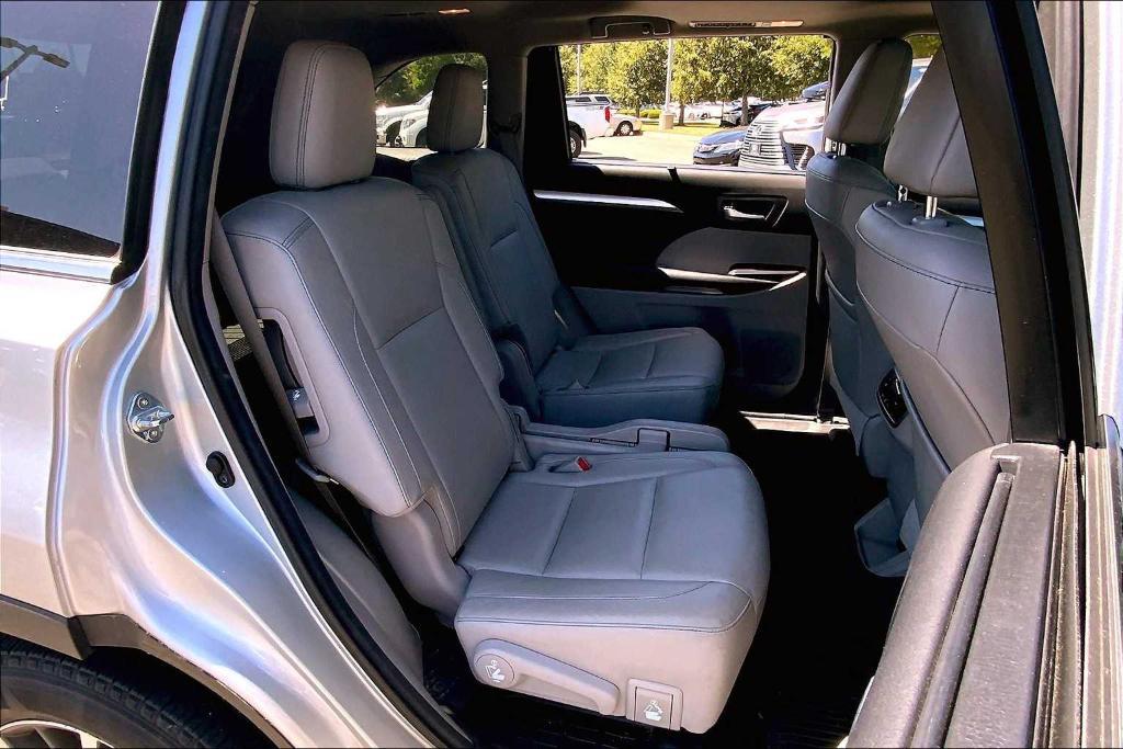 used 2017 Toyota Highlander car, priced at $17,488