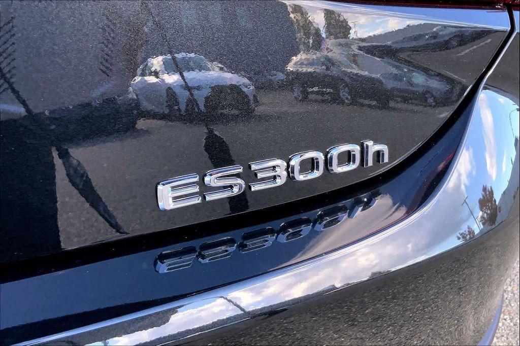 new 2025 Lexus ES 300h car, priced at $49,594