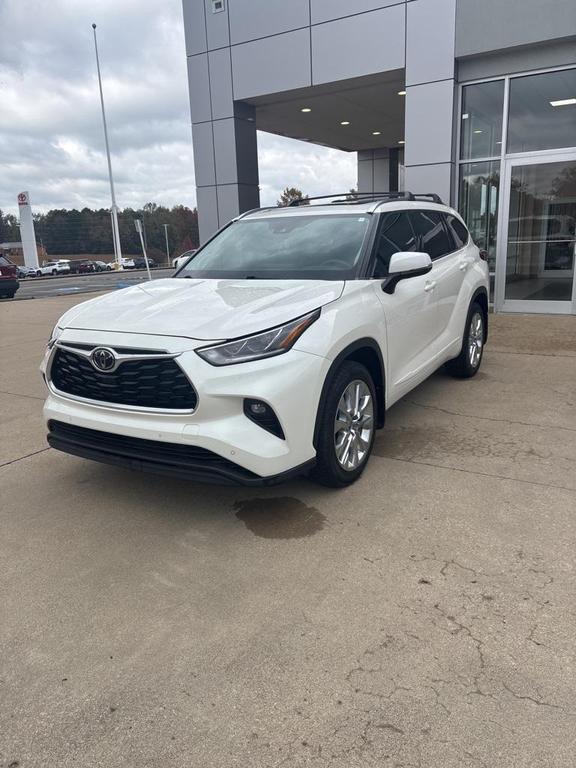used 2021 Toyota Highlander car, priced at $33,415