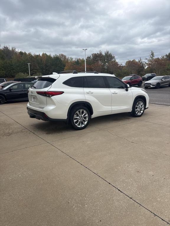 used 2021 Toyota Highlander car, priced at $33,415