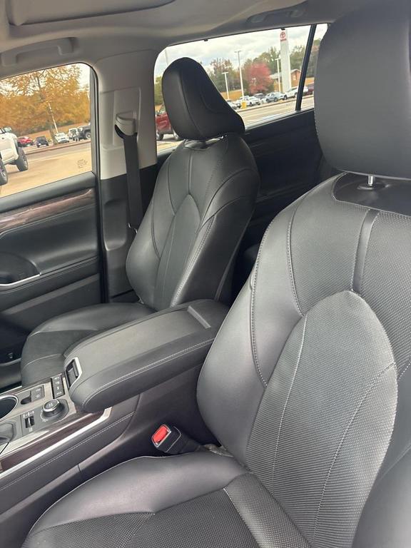 used 2021 Toyota Highlander car, priced at $33,415