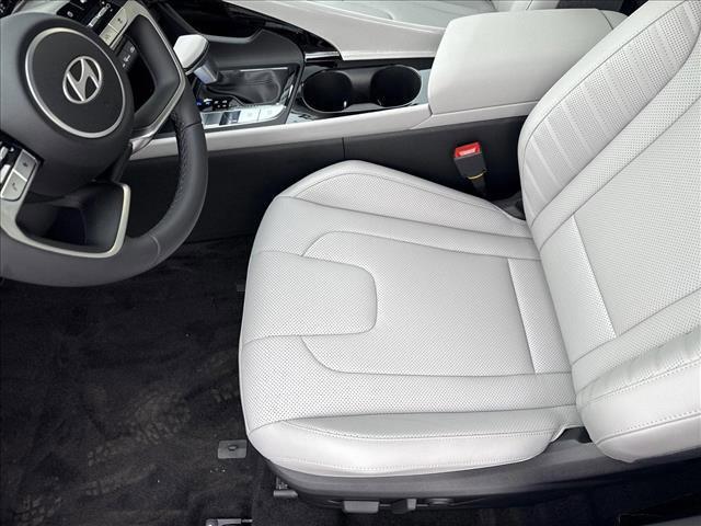 new 2025 Hyundai Elantra car, priced at $30,999
